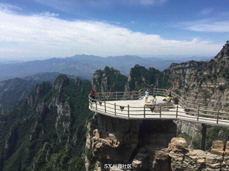 游河北白石山国内最长海拔最高的玻璃栈道