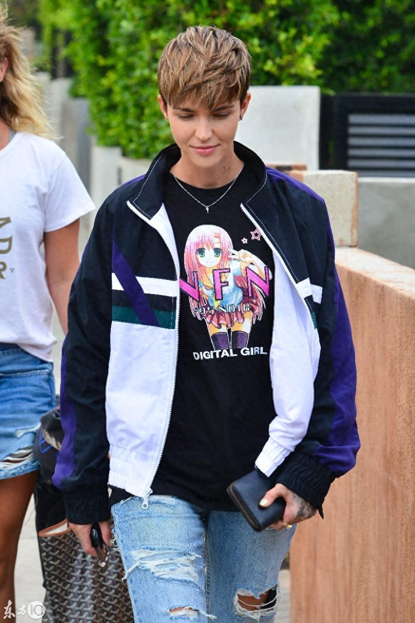 鲁比·洛斯，造型简洁帅气犀利短发又苏又帅，对着摄影师镜头搞怪