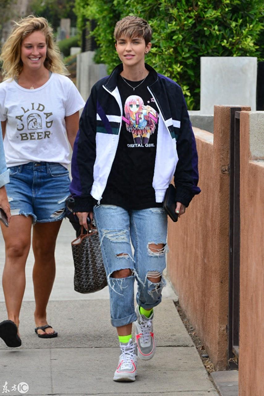 鲁比·洛斯，造型简洁帅气犀利短发又苏又帅，对着摄影师镜头搞怪