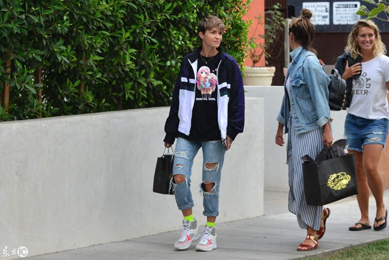 鲁比·洛斯，造型简洁帅气犀利短发又苏又帅，对着摄影师镜头搞怪