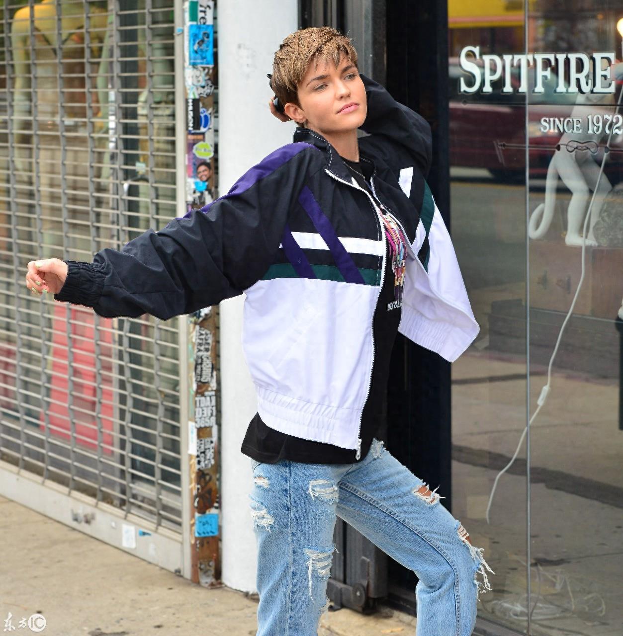 鲁比·洛斯，造型简洁帅气犀利短发又苏又帅，对着摄影师镜头搞怪