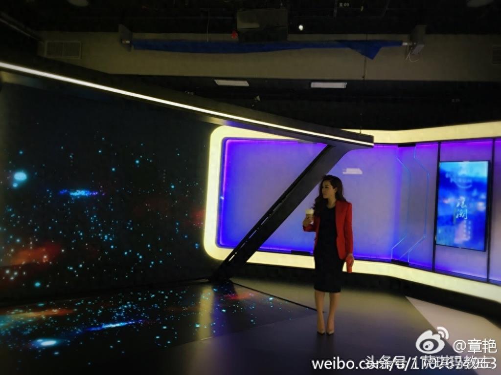 央视女主播章艳晒职业装照，穿套裙有品位突显好身材！