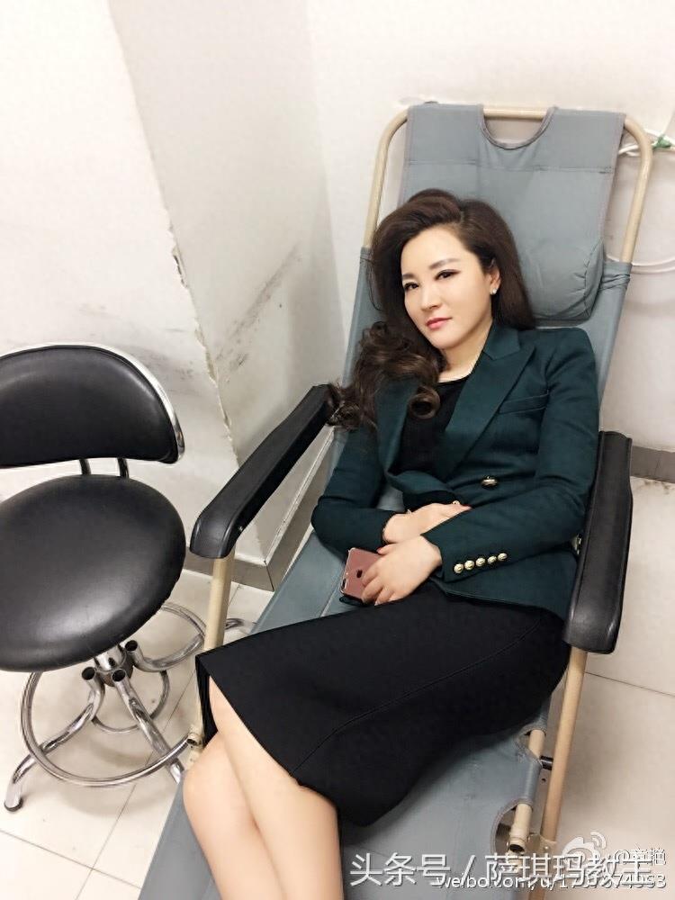 央视女主播章艳晒职业装照，穿套裙有品位突显好身材！