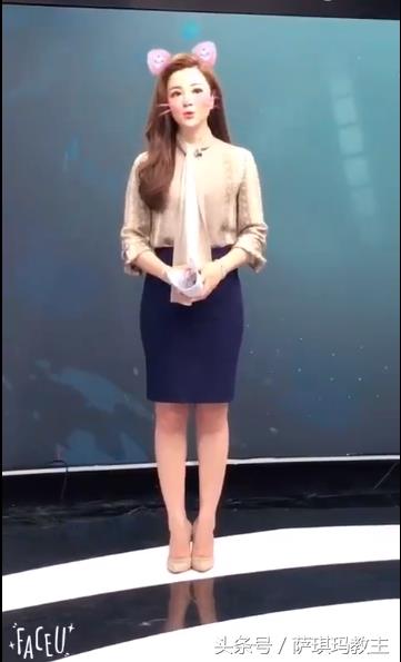 央视女主播章艳晒职业装照，穿套裙有品位突显好身材！