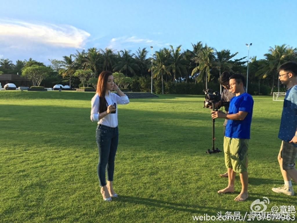 央视女主播章艳晒职业装照，穿套裙有品位突显好身材！