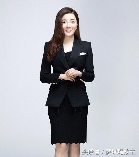 央视女主播章艳晒职业装照，穿套裙有品位突显好身材！
