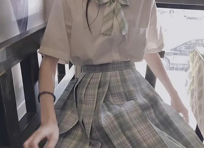 无耻老公拿小三胸脯四两肉讥讽我