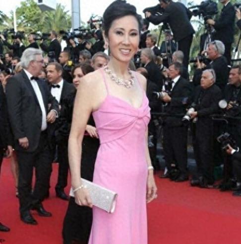 王健林生命中重要的3个女人 最后一个是大美女