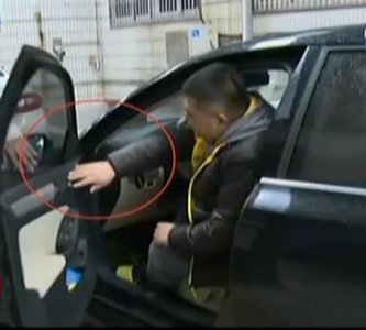 ​行车安全新技能 学会反手开车门