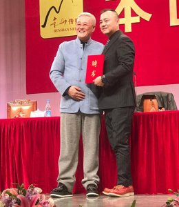 ​他是《马大帅》里的阿豪，如今本山传媒的副总，跟赵钢曾是好兄弟