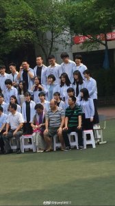 ​王俊凯拍高中毕业照站在最后一排，笑容阳光青春洋溢