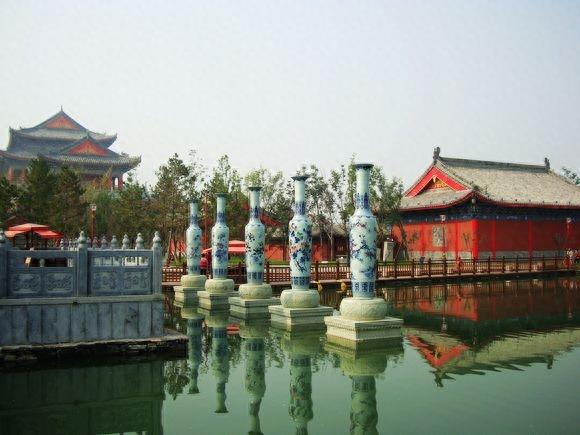 财神赵公明故里财神庙，位于老子李耳修道处，庙内问道阁直插云霄