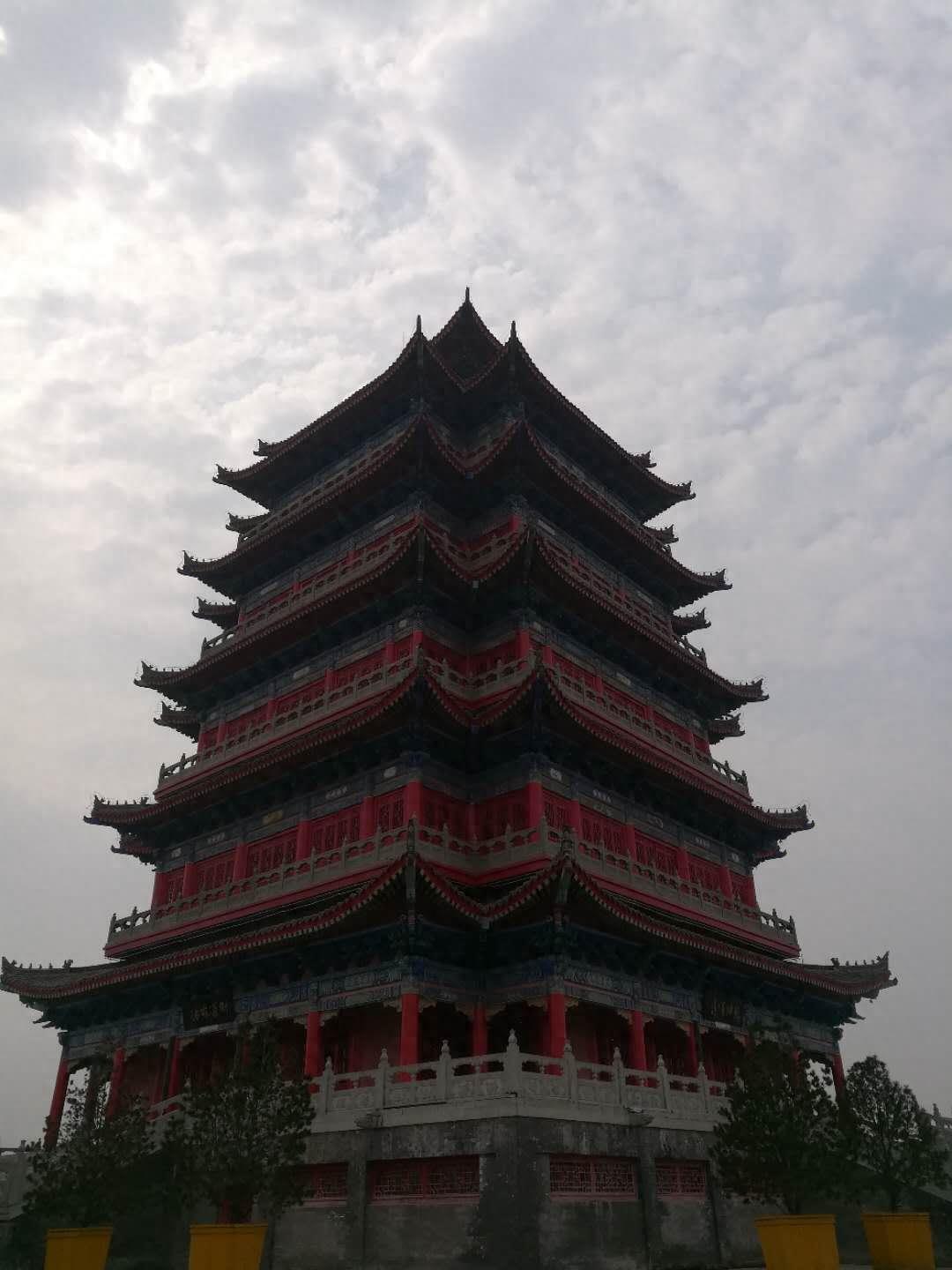 财神赵公明故里财神庙，位于老子李耳修道处，庙内问道阁直插云霄