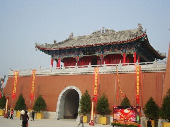 财神赵公明故里财神庙，位于老子李耳修道处，庙内问道阁直插云霄