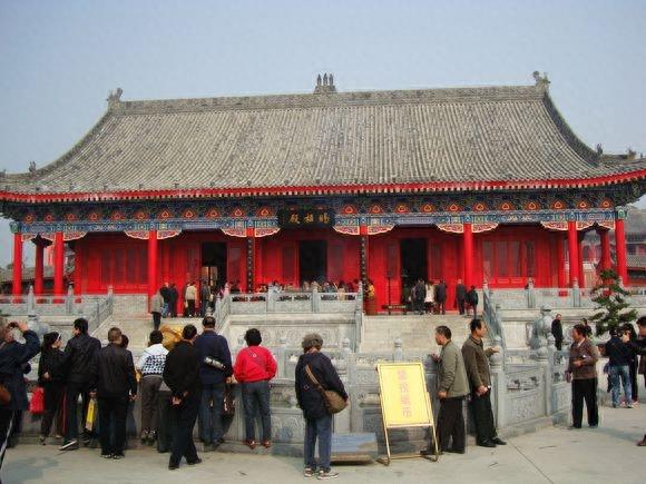 财神赵公明故里财神庙，位于老子李耳修道处，庙内问道阁直插云霄