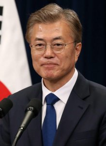 ​天降猛人，韩国最受欢迎总统？文在寅的成长之路