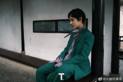 ​上海女星孙俪晒照香肩半裸！侧躺秀S曲线太撩人，红唇烈焰美艳