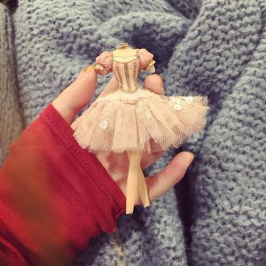 ​崔雪莉疑切断娃娃头和手臂脚掌照，网友：太可怕了雪莉又犯神经？