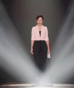 ​央视主持李思思近照曝光，撞衫范冰冰，高贵气质不输范爷