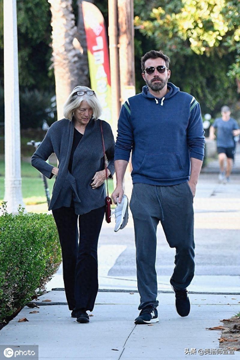 本·阿弗莱克穿蓝色卫衣难掩肌肉线条，搭灰色运动裤休闲舒适