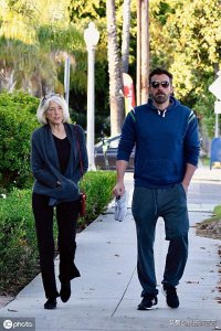 ​本·阿弗莱克穿蓝色卫衣难掩肌肉线条，搭灰色运动裤休闲舒适