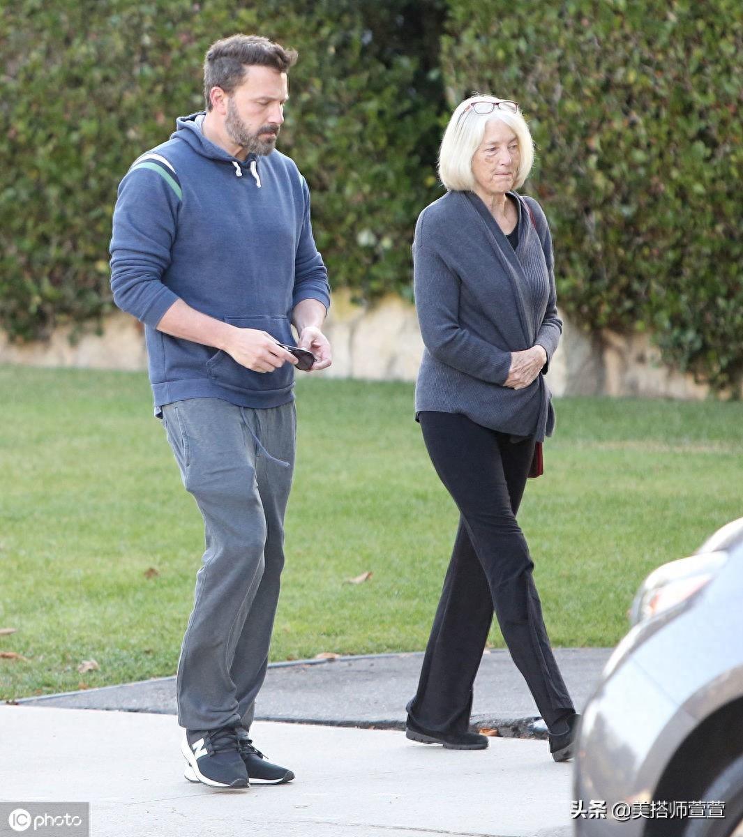 本·阿弗莱克穿蓝色卫衣难掩肌肉线条，搭灰色运动裤休闲舒适