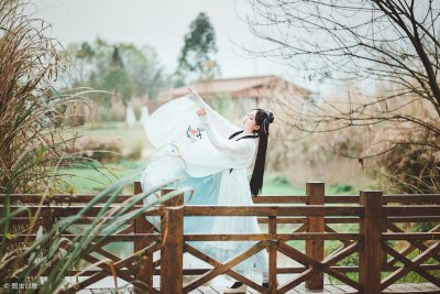 ​古诗词中的湖光山色，在你心中哪一句最美？