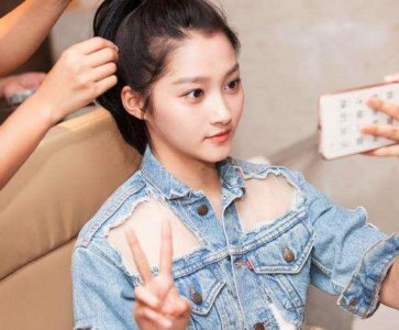 ​关晓彤最新造型丑爆了，起码老20岁！网友大呼：关晓彤换造型师