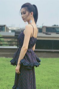 ​《微微》里最不讨喜的小雨妖妖，戏外穿条纹花边裙，清纯似校花