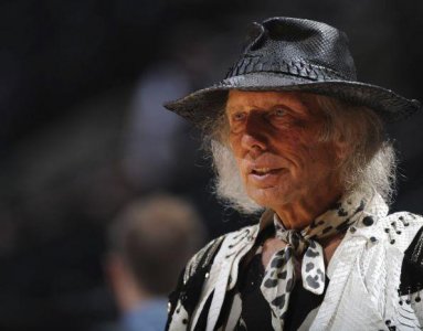 ​他花2亿看了60年球，只坐最贵的第一排，每场都有不同超模相伴