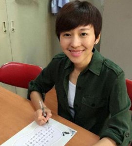 ​40岁欧阳夏丹近照美丽大方，曾是高考状元，央视最美主持