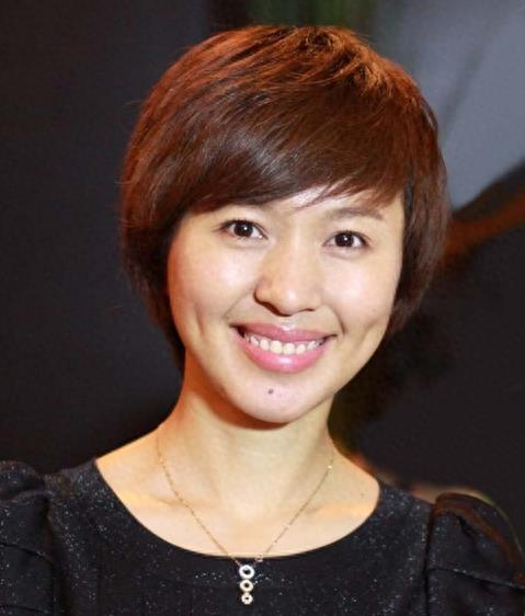 40岁欧阳夏丹近照美丽大方，曾是高考状元，央视最美主持