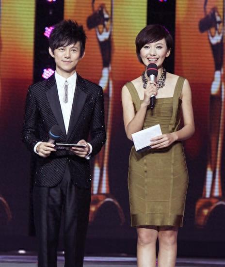 40岁欧阳夏丹近照美丽大方，曾是高考状元，央视最美主持