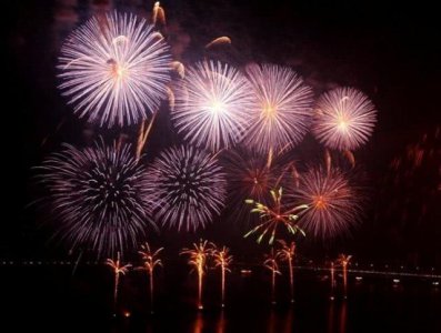 ​世界最震撼人的天梯烟花：中国男子耗时21年，只为了短短60秒