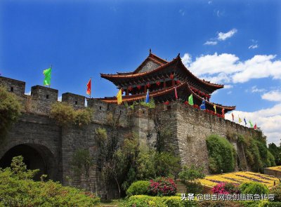 ​四四方方一座城，瞬间兵马来作战，不用腿走用手行（打一游戏）