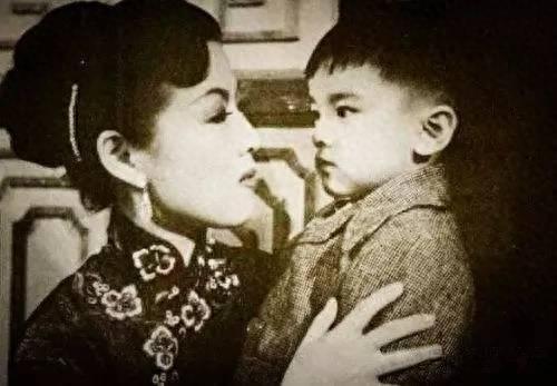 中国香港第一个亚洲影帝——姜大卫,小时候的相片很有气质很乖巧