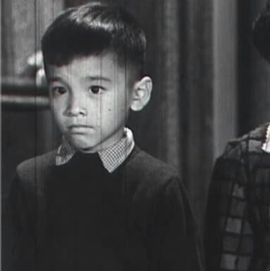 中国香港第一个亚洲影帝——姜大卫,小时候的相片很有气质很乖巧