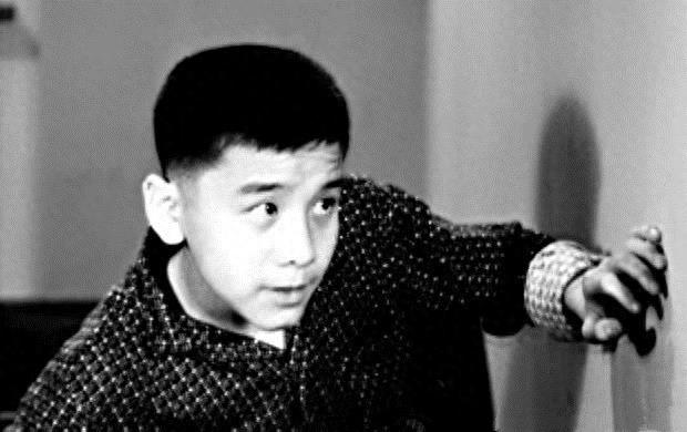 中国香港第一个亚洲影帝——姜大卫,小时候的相片很有气质很乖巧