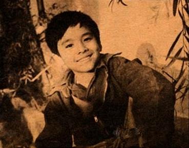 中国香港第一个亚洲影帝——姜大卫,小时候的相片很有气质很乖巧