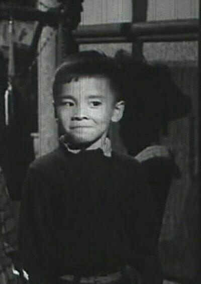中国香港第一个亚洲影帝——姜大卫,小时候的相片很有气质很乖巧