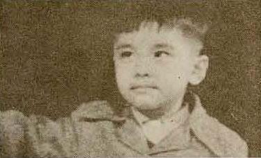 中国香港第一个亚洲影帝——姜大卫,小时候的相片很有气质很乖巧