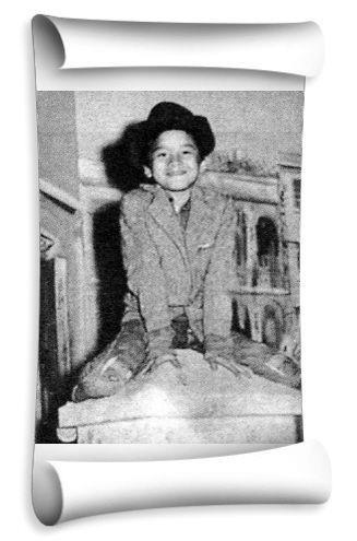 中国香港第一个亚洲影帝——姜大卫,小时候的相片很有气质很乖巧