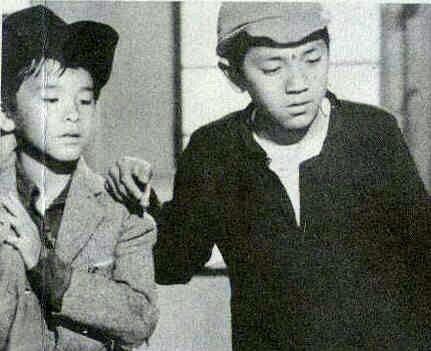 中国香港第一个亚洲影帝——姜大卫,小时候的相片很有气质很乖巧