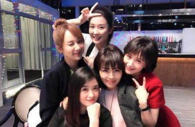 ​他是《欢乐颂》的导演，还扮演剧中曲妖精的父亲，亲儿子扮演了他