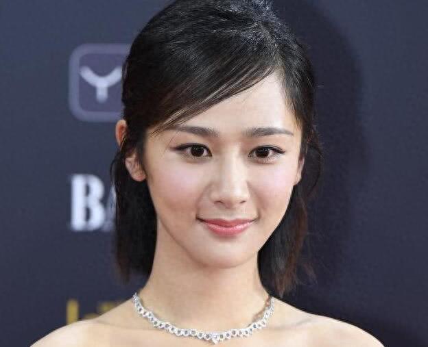 杨紫是否真如传闻中的整过容，看过这几张照片你就明白了
