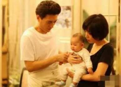 靳东感情一波三折，曾恋上大9岁江珊，为何转身娶了离过婚的李佳