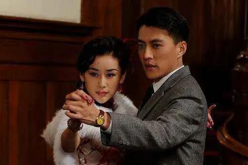 靳东感情一波三折，曾恋上大9岁江珊，为何转身娶了离过婚的李佳