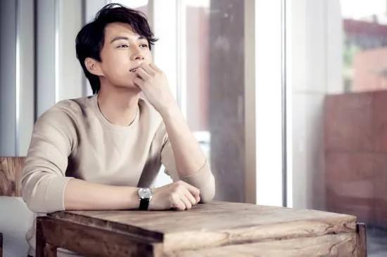 靳东感情一波三折，曾恋上大9岁江珊，为何转身娶了离过婚的李佳