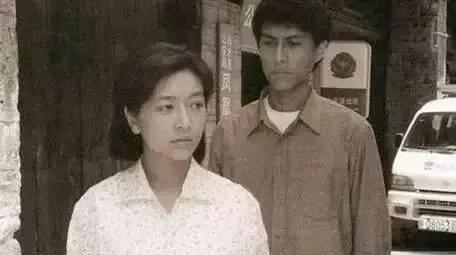 靳东感情一波三折，曾恋上大9岁江珊，为何转身娶了离过婚的李佳