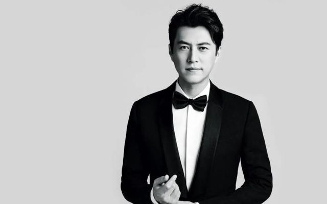 靳东感情一波三折，曾恋上大9岁江珊，为何转身娶了离过婚的李佳